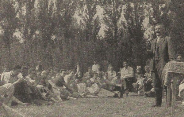 Veres Péter (a kép jobb oldalán, állva) tartja előadását a