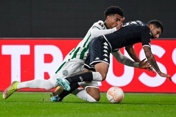 Ha kellett, csúszva-mászva is küzdöttek a Fradi-játékosok a Monaco ellen és ez a küzdőszellem meghozta az eredményét: a magyar bajnok bejutott az Európa Liga legjobb tizenhat csapata közé! Fotó: MTI/Koszticsák Szilárd