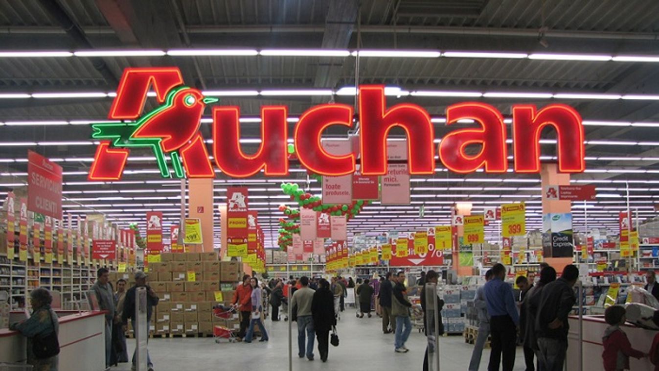 Dolgozóival fizetteti meg a vasárnapi zárva tartást az Auchan