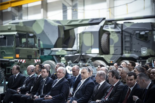 A Miniszterelnöki Sajtóiroda által közreadott képen Orbán Viktor miniszterelnök (k), Benkő Tibor honvédelmi miniszter (j4), Palkovics László innovációs és technológiai miniszter (j3), Vigh László, a térség fideszes országgyűlési képviselője, a ZalaZONE Járműipari Tesztpálya miniszteri biztosa (j2), Balaicz Zoltán (Fidesz-KDNP) polgármester (j) és Armin Papperger, a Rheinmetall elnöke (b4) a zalaegerszegi Lynx harcjárműgyár épületének és elkészült moduljainak ünnepélyes átadóján a zalaegerszegi ZalaZONE Ipari Park Rheinmetall gyárépületében 2022. március 26-án. MTI/Miniszterelnöki Sajtóiroda/Fischer Zoltán