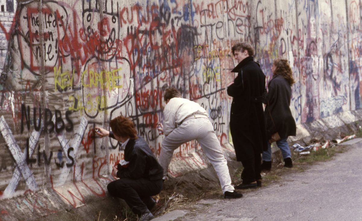 A berlini fal, Nyugat-Berlinből. Aki lefotózhatta 1988-ban: Urbán Tamás fényképész, aki minden titkos témához odafért valahogy. Valahogy /Forrás: Fortepan.hu/Adományozó: Urbán Tamás