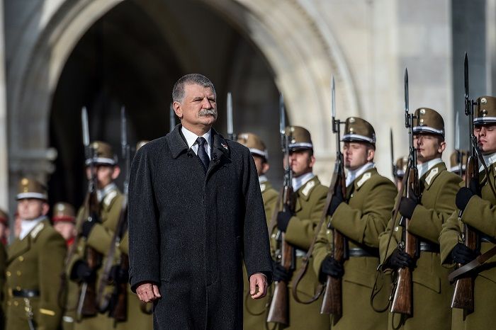 Kövér László 2015. október 23-án a díszőrség sorfala előtt - Fotó: MTI