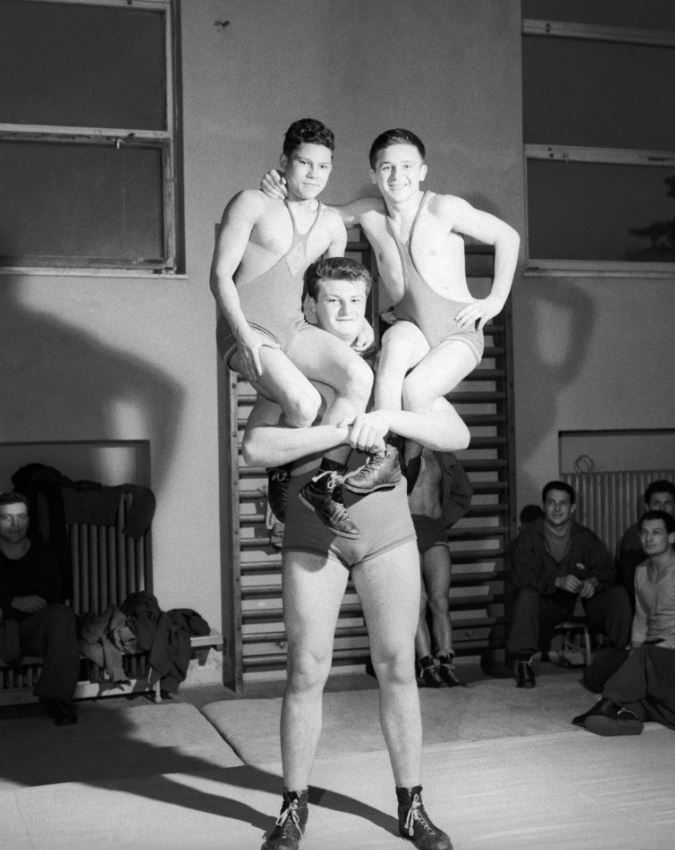 A nehézsúlyú Kozma István Rádi Istvánnal (b) és Pappal (j) a vállán. A birkózó válogatott keret a római XVII. nyári olimpiai játékokra készül, 1960 / Fotó: MTI