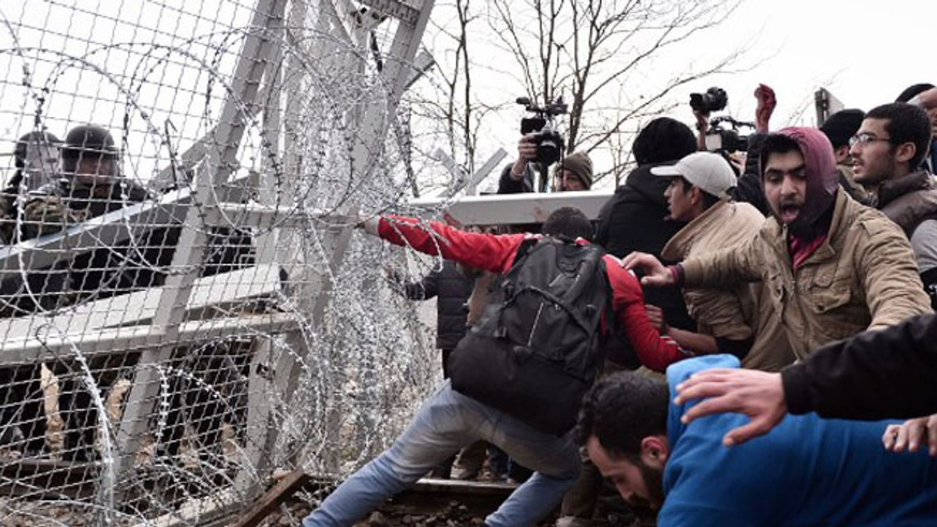 Át akarták törni a rendőrkordont a migránsok a határon