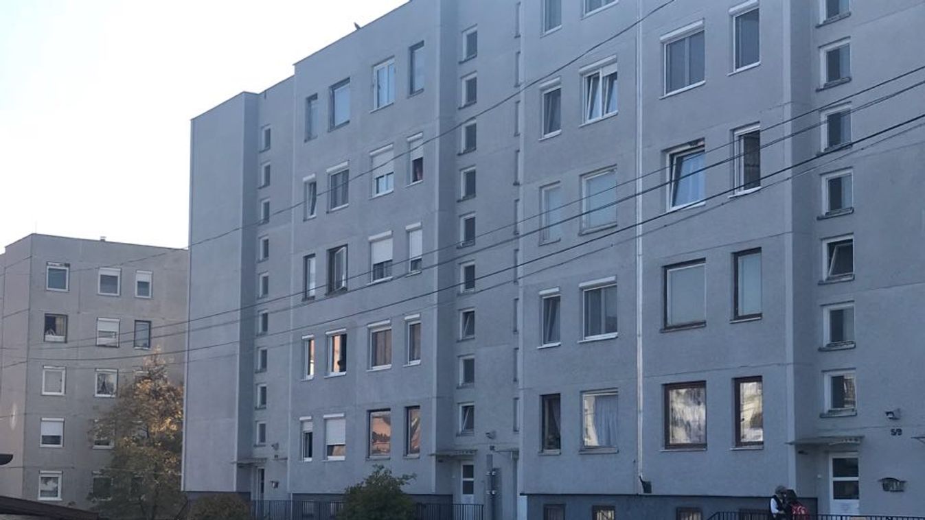 Kétéves kisgyermek zuhant ki a harmadik emeleti lakásból Hajmáskéren