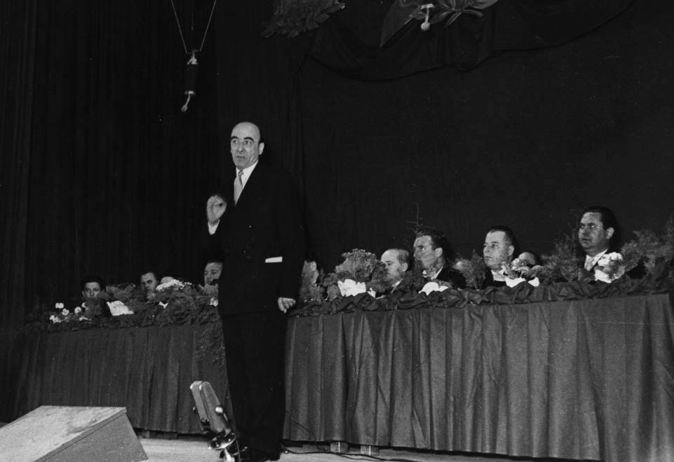 Major Tamás elvtárs a Móricz Zsigmond Színházban. Érdemes megnézni a mögötte lévő arcokat is / Fotó: Fortepan.hu