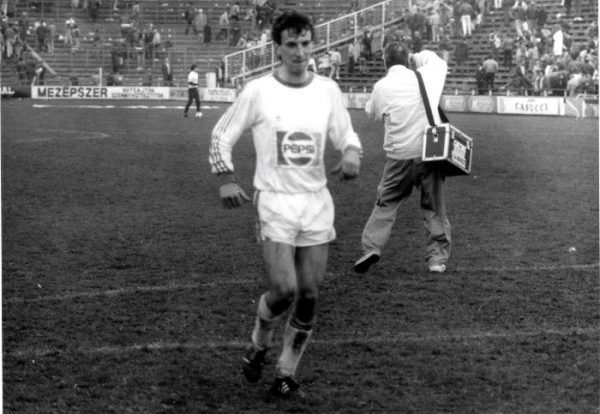 Valamikor az 1980-as években, egy mély talajon lejátszott bajnoki mérkőzés után az Üllői úton! Fotó: a Ferencvárosi Torna Club archívuma