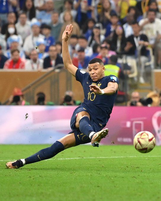 Kylian Mbappé csodálatos góllal egyenlített, alig két perccel a tizenegyese után. Fotó: a FIFA hivatalos, világbajnoki Twitter-fiókja