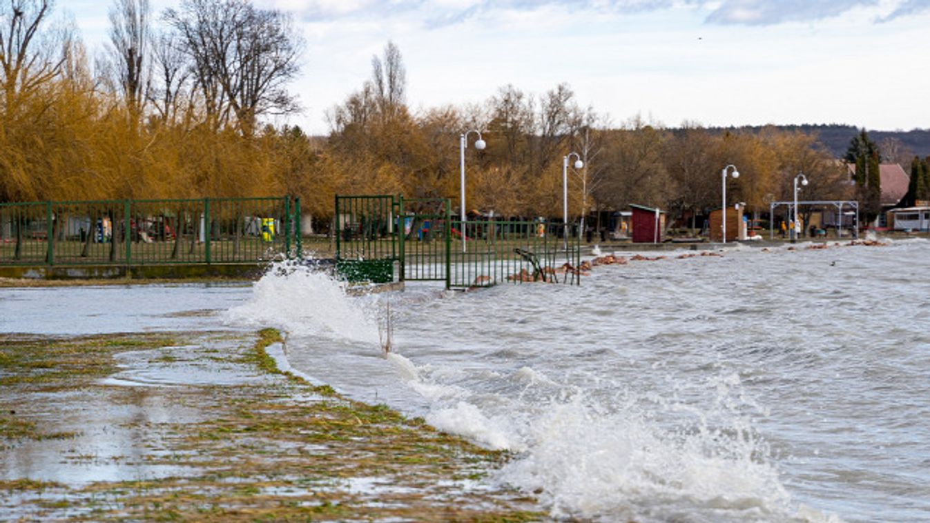 Megbillent a Balaton víztükre a vihar miatt