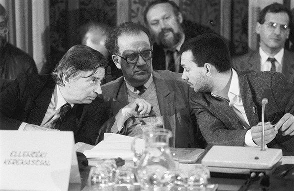 Antall József, Szabad György és Orbán Viktor az Ellenzéki kerekasztal tagjaként, az MSZMP-vel folyó tárgyaláson