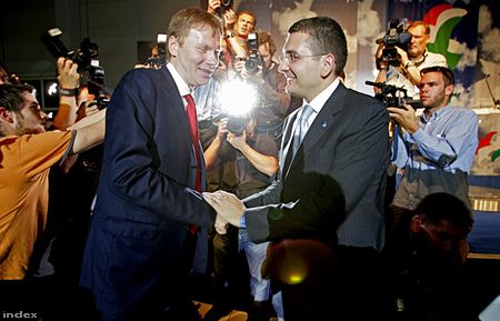 Itt Kóka János kényszerűen gratulál Fodornak az elnökké választásán. Előtte Kóka nyert, de csalás miatt ismételni kellett...