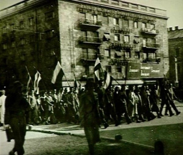 Tüntetők az Alföld palota előtt / Forrás:Debreceni Városi Könyvtár