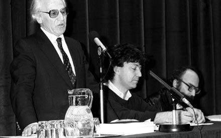 Hanák Péter felszólal az Elhallgatások és torzítások, avagy hogyan kutatható a közelmúlt történelme című konferencián...