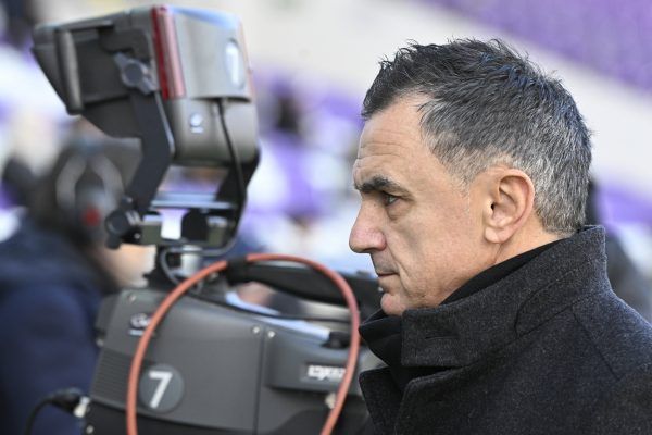 Az Újpest kispadján a második időszakát töltő Nebojsa Vignjevic vezetőedző távozása is elképzelhető, ha bekövetkezik a meglebegtetett tulajdonosváltás a liláknál.<br />Fotó: MTI/Szigetváry Zsolt