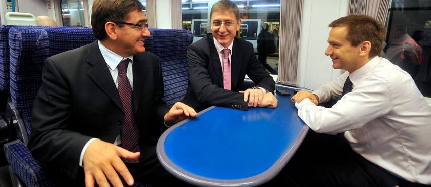 Veres János pénzügyminiszter (b), Gyurcsány Ferenc miniszterelnök (k) és Bajnai Gordon nemzeti fejlesztési miniszter (j) beszélget a Gatwick repülőtér felé tartó vonaton Londonban. MTI Fotó: Koszticsák Szilárd