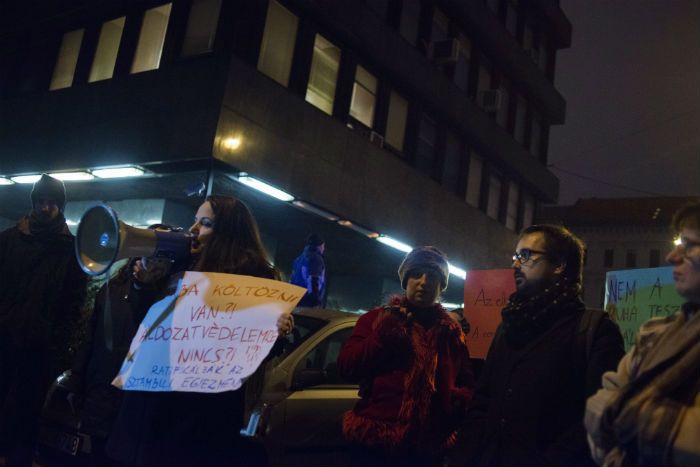 Budapest, 2014. november 30. Antoni Rita az Emberi Erőforrások Minisztériuma előtt a Nőkért Egyesület elnöke A NEM az NEM! elnevezésű demonstráción, amelyen nők elleni erőszak, valamint a nemi erőszak áldozatait hibáztató rendőrségi videokampány ellen, és az isztambuli egyezmény ratifikálásáért 2014. november 30-án. MTI Fotó: Kallos Bea