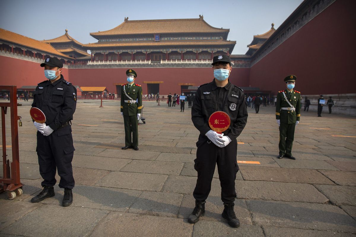 Védőmaszkos rendõrök és biztonsági őrök a pekingi Tiltott Városban 2020. május 1-jén. A koronavírus-járvány miatt három hónapig zárva tartó történelmi város / Fotó: MTI/AP