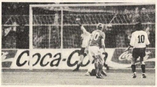 Détári Lajos szenzációs gólja a Hannapi-stadionban az osztrákok elleni vb-selejtező második félidejének elején. Csapatunk ezzel állította be a 3-0-s végeredményt. Forrás: Arcanum Adatbázis - Labdarúgás folyóirat, 1985 áprilisi lapszám. Fotó: Németh Ferenc
