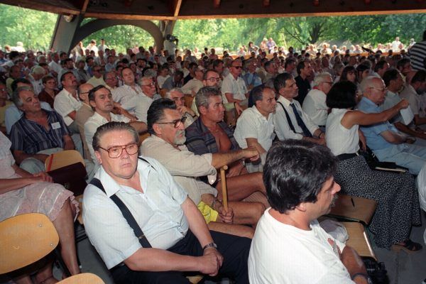 Csurka István, a Magyar Út Körök Mozgalom elnöke a közönség soraiban a balatonszárszói konferencia első napján, a Hullám kempingben. Előadása az egyik legjobban várt felszólalás volt.<br />Fotó: MTI/Asztalos Zoltán
