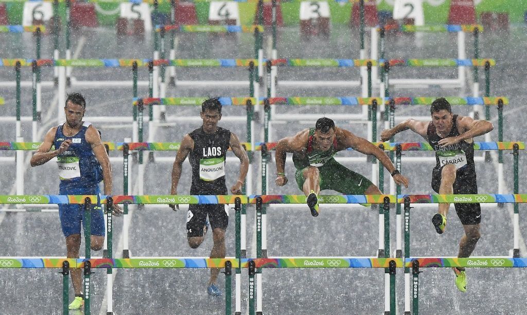 Baji Balázs az élen halad a 110 m gátfutás előfutamában (kép: MTI / Czeglédi Zsolt)
