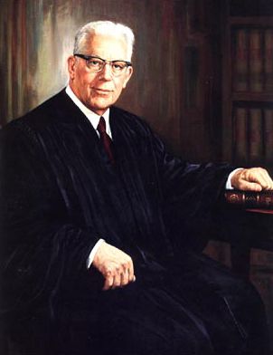 Earl Warren főbíró. Az általa vezetett bizottság láthatóan a vizsgálat gyors és megnyugtató lezárásában volt érdekelt. Fotó: wikipedia.org