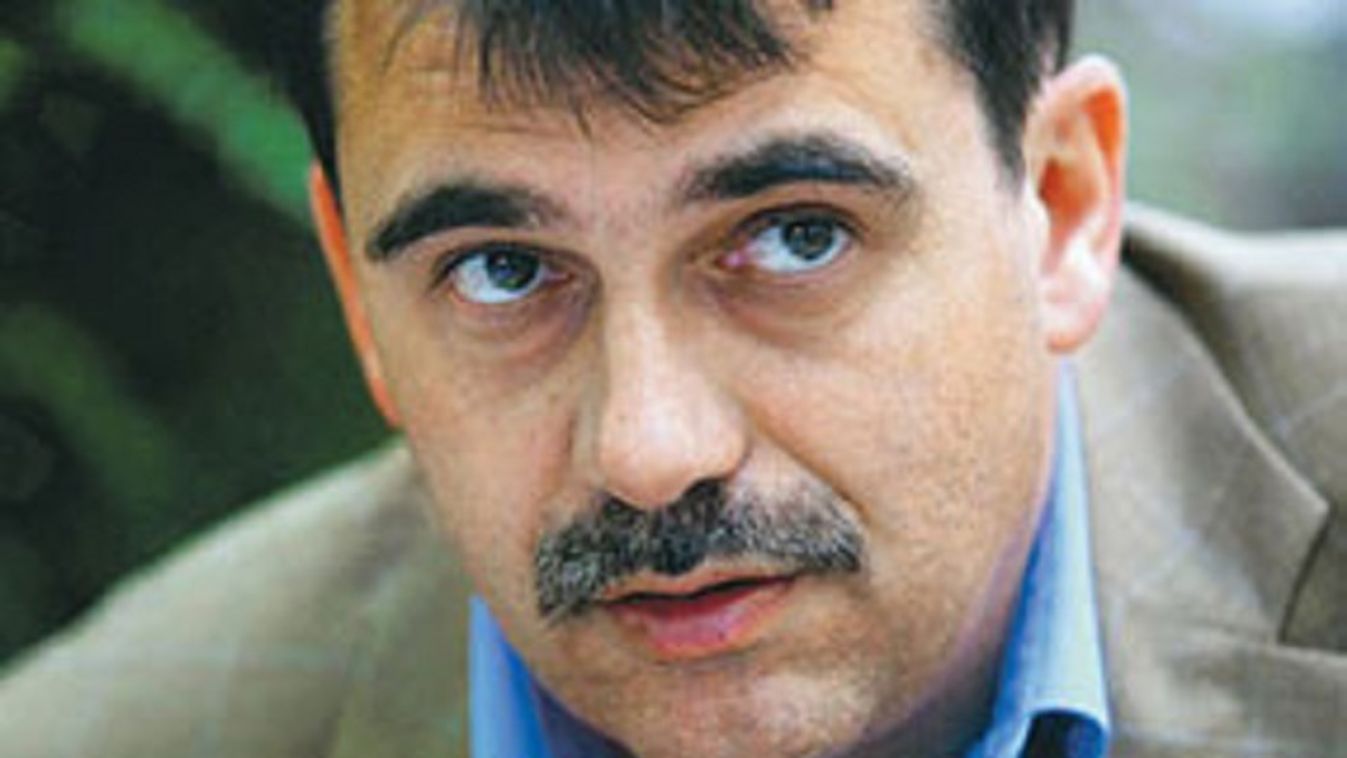 Vajnai vérdíjat tűzött ki a kormány "bevándorlóellenes" plakátjaira