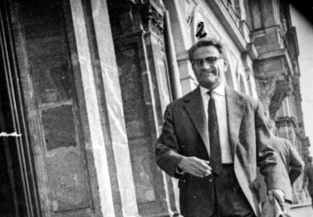 Sebestyén János a Széchenyi rakparton Hoffmanntól való elválása után. 1960. szeptember 21. A kép forrása: ÁBTL