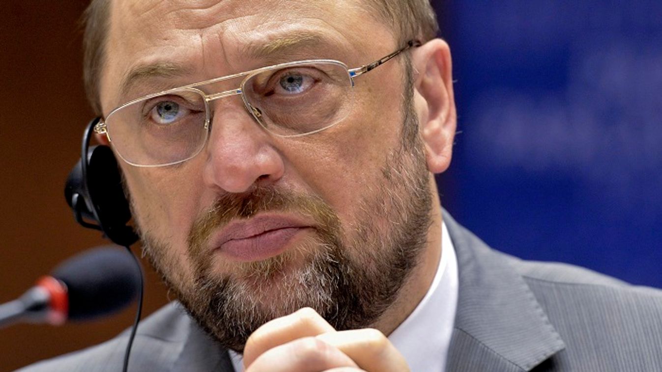Martin Schulz lenyomta Merkelt