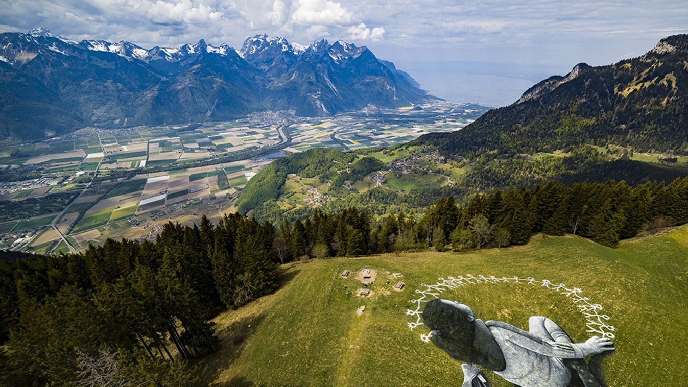 Ismét monumentális képpel rukkolt elő Saype, a francia-svájci tájművész