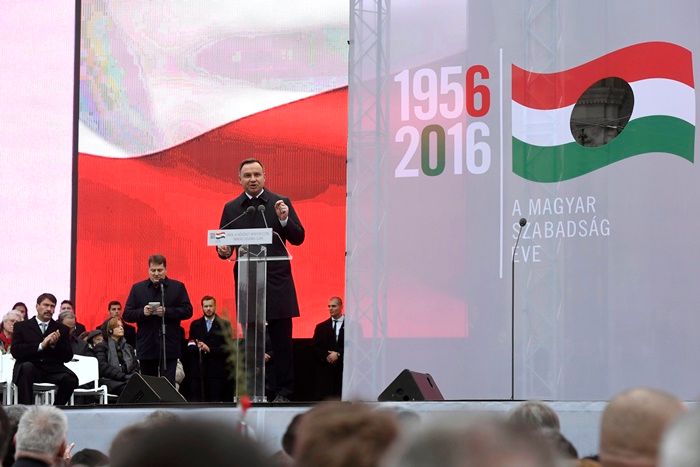 Budapest, 2016. október 23. Andrzej Duda lengyel köztársasági elnök beszédet mond az 1956-os forradalom és szabadságharc 60. évfordulója alkalmából, 1956-2016 - A szabad Magyarországért! címmel tartott díszünnepségen az Országház elõtti Kossuth Lajos téren 2016. október 23-án. Balról Áder János köztársasági elnök. MTI Fotó: Koszticsák Szilárd