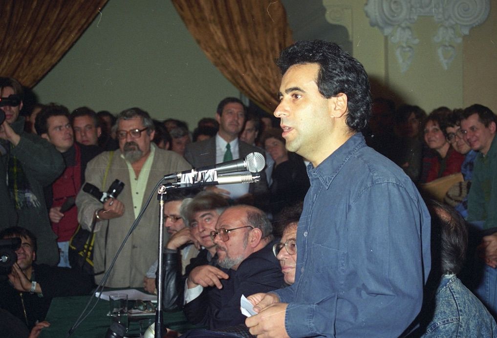 Kepes András beszél a Demokratikus Charta által – a sajtószabadság védelmében – meghirdetett nagygyűlésen a budapesti Városháza dísztermében. Fotó: MTI/Illyés Tibor