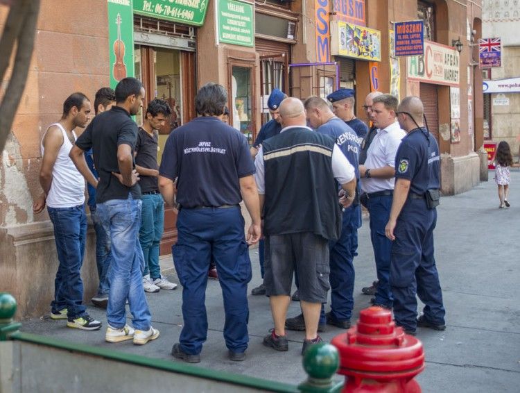 Az illegális migránsok tavalyi tömege komoly rendészeti gondokat is okozott a II. János Pál pápa tér és a Népszínház utca környékén (kép: jozsefvaros.hu)
