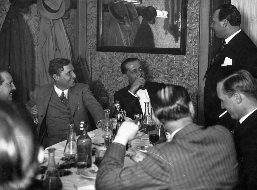 Szemben, csíkos nyakkendővel vitéz Somogyváry Gyula író (Gyula diák), a jobb szélen áll Kiss Ferenc színművész (1937) / Fotó: Fortepan.hu