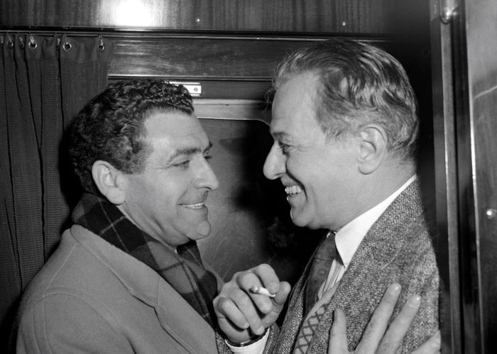 1957. november 25. Bárdy György rég nem látott barátját, a 11 év külföldi távollét után hazatérő Jávor Pált üdvözli a vasúti kupéban a Nyugati pályaudvaron. Fotó: Bartal Ferenc/MTI