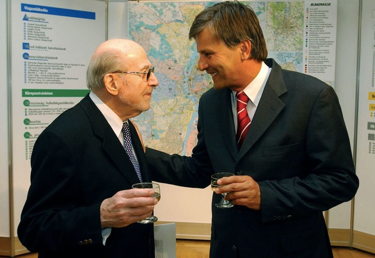 Méray Tibor és Demszky Gábor koccint / Fotó: MTI