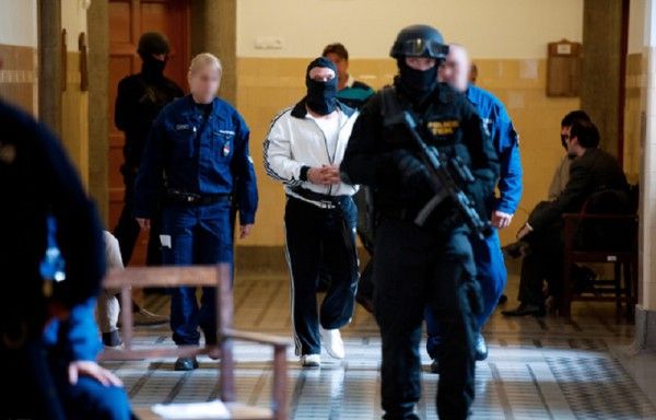 Lendvai Jánost, azaz Kacsát Portik Tamással együtt fogták el, most már viszont szabadlábon védekezik Fotó: MTI