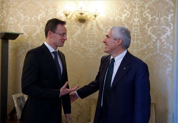 A Külgazdasági és Külügyminisztérium (KKM) által közreadott képen Szijjártó Péter külgazdasági és külügyminiszter (b) és az olasz szenátus külügyi bizottságának elnöke, Pier Ferdinando Casini találkozója Rómában 2016. november 11-én. MTI Fotó: KKM