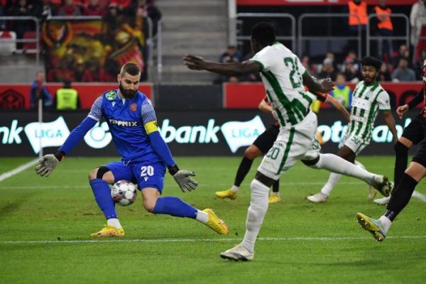 Szappanos Péter (kék mezben) ma is igazolta, hogy jogosan kapott meghívott a válogatott keretbe. Ha nem így véd, kiütéses vereséget szenved a Honvéd. Fotó: MTI/Mónus Márton
