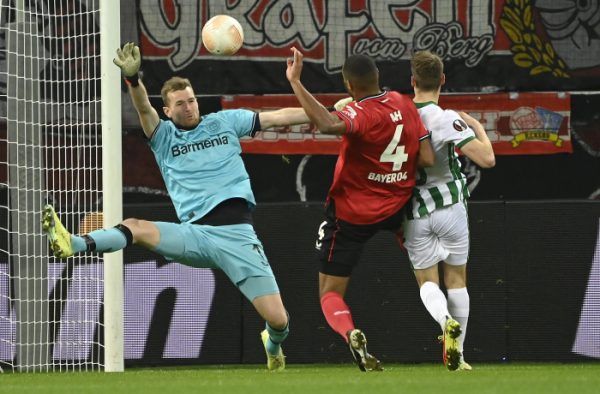 Lukas Hradecky (b), Jonathan Tah (k), a német csapat játékosai és a ferencvárosi Kristoffer Zachariassen a labdarúgó Európa-liga nyolcaddöntőjében, a Bayer Leverkusen - Ferencváros első mérkőzésen a leverkuseni BayArenában 2023. március 9-én.<br /> Fotó: MTI/Kovács Tamás
