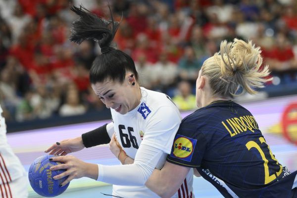 A nagyszerűen játszó Győri-Lukács Viktória (b) kulcsszerepet játszott válogatottunk svédek elleni győzelmében. <br />Fotó: MTI/Czeglédi Zsolt