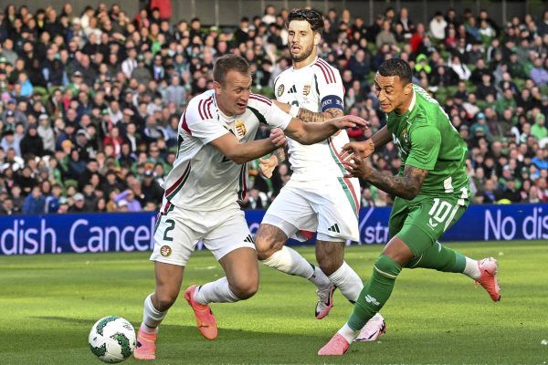 Lang Ádám (b) és Szoboszlai Dominik (k), valamint az ír Adam Idah az Írország - Magyarország barátságos labdarúgó mérkőzésen a dublini Aviva Stadionban 2024. június 4-én.<br />Fotó: MTI/Illyés Tibor