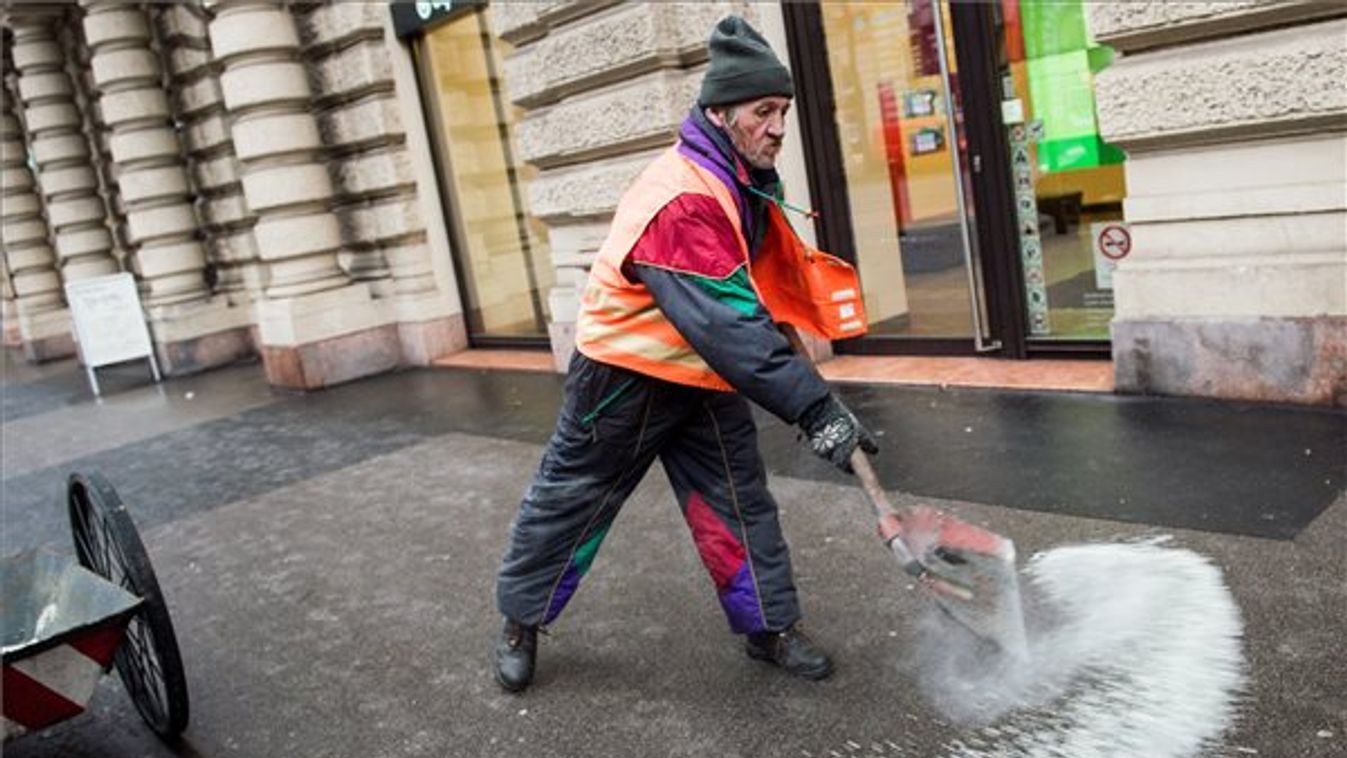 A Közútkezelő szerint jobb, ha nem indulunk útnak az ónos eső miatt