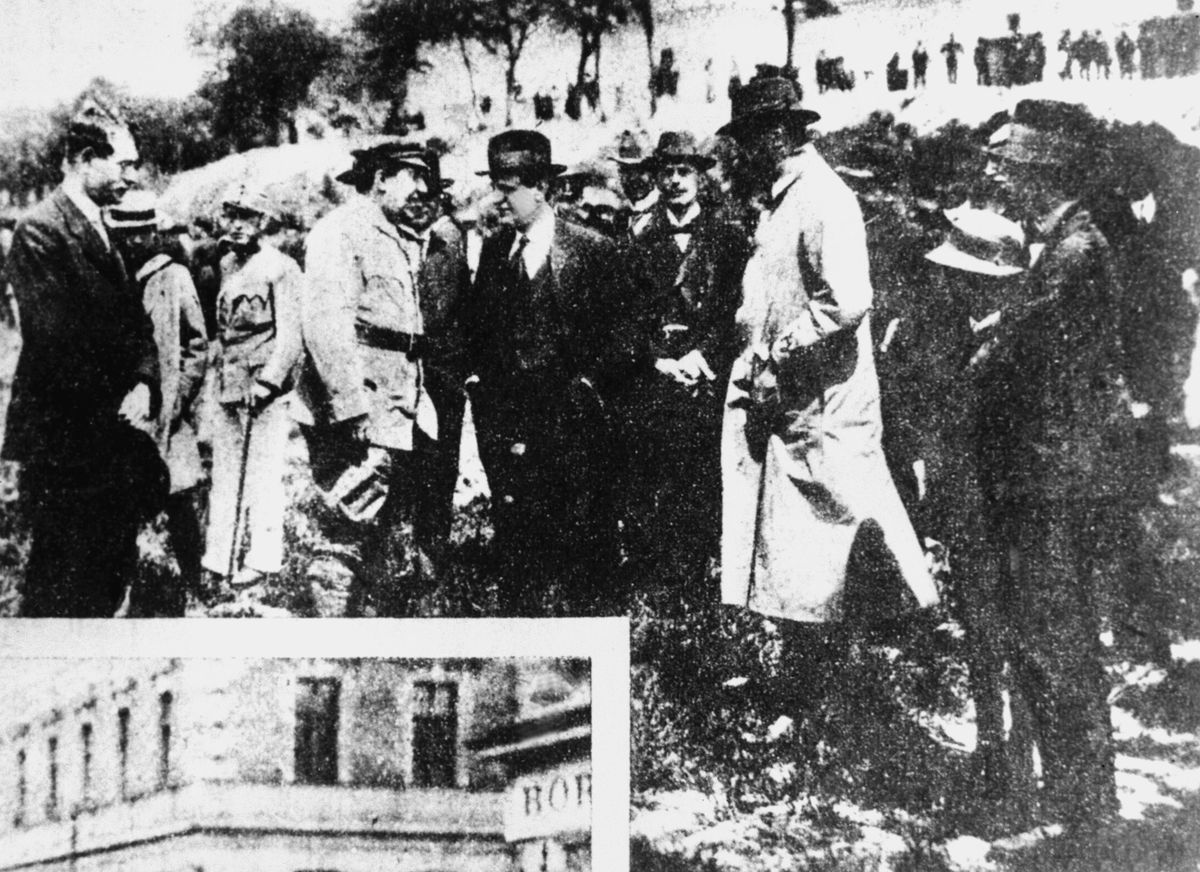 Pogány József, a Tanácsköztársaság közoktatási népbiztosa Karinthy Frigyes íróval és Kosztolányi Dezsõ költõvel beszélget a Vérmezõn. A felvétel készítésének pontos idõpontja ismeretlen.<br /> MTI Fotó: Reprodukció