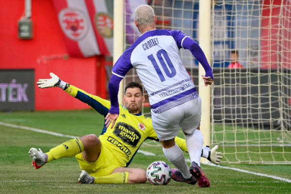 Yohan Croizet (10-es mezben) visszatérése sokat segíthet abban, hogy az Újpest elérje célját, az élvonalbeli tagság biztos megőrzését. Fotó: MTI/Czeglédi Zsolt
