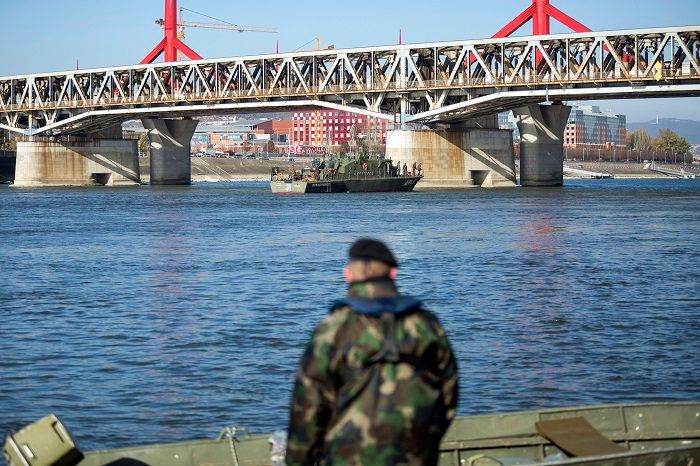 Budapest, 2016. november 9. A Dunaújváros AM-31-es aknamentesítõ hajó legénysége elõkészül a Dunában talált második világháborús bomba kiemeléséhez a Rákóczi hídnál 2016. november 9-én. A bombát november 8-án találták a Duna medrében. MTI Fotó: Mohai Balázs