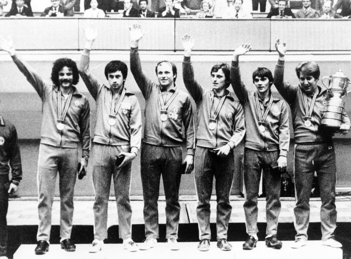 A magyar férfi asztalitenisz-válogatott 1979-ben Phenjanban, a világbajnoki dobogó tetején. Balról a harmadik, Jónyer István. Fotó: MTI/KNA