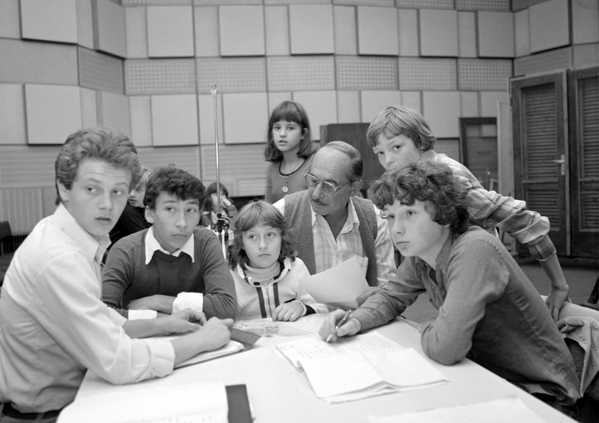 Mándy Iván: Csutak eltűnik... címû rádiójátékának szereplői, középen Velenczey István színművész, jobbról a fiatal Geszti Péter, 1979 / Fotó: MTI