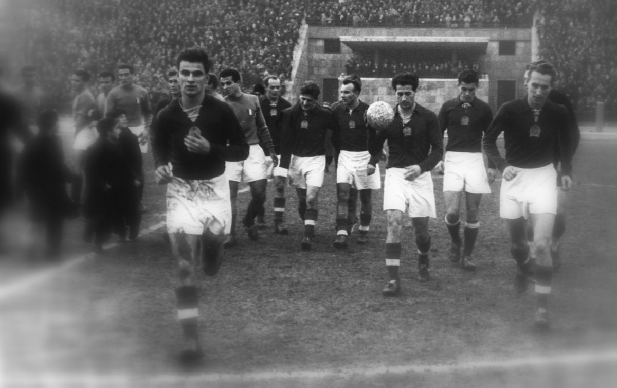 Magyarország - Olaszország (2:0) Európa-kupa mérkőzés 1955. november 27-én. A magyar csapat tagjai: Tichy (csak a feje látszik), Kocsis, Buzánszky Czibor, Tóth II., Bozsik, Kotász, Szojka, mögötte erősen takarva Faragó. / Fotó: Fortepan.hu
