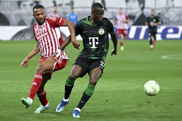 Ibrahim Cissé (j), a Ferencváros védője az egész meccsen kiválóan játszott.<br />Fotó: MTI/Illyés Tibor