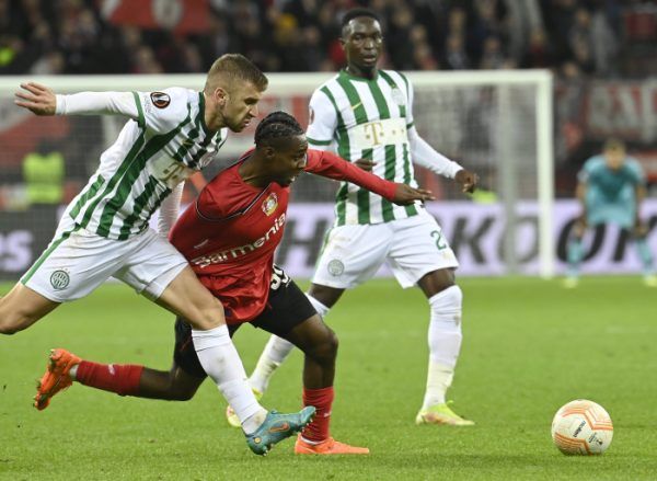 A ferencvárosi Eldar Civic (b) és Jeremie Frimpong, a német csapat játékosa a labdarúgó Európa-liga nyolcaddöntőjében, a Bayer Leverkusen - Ferencváros első mérkőzésen a leverkuseni BayArenában 2023. március 9-én.<br /> Fotó: MTI/Kovács Tamás
